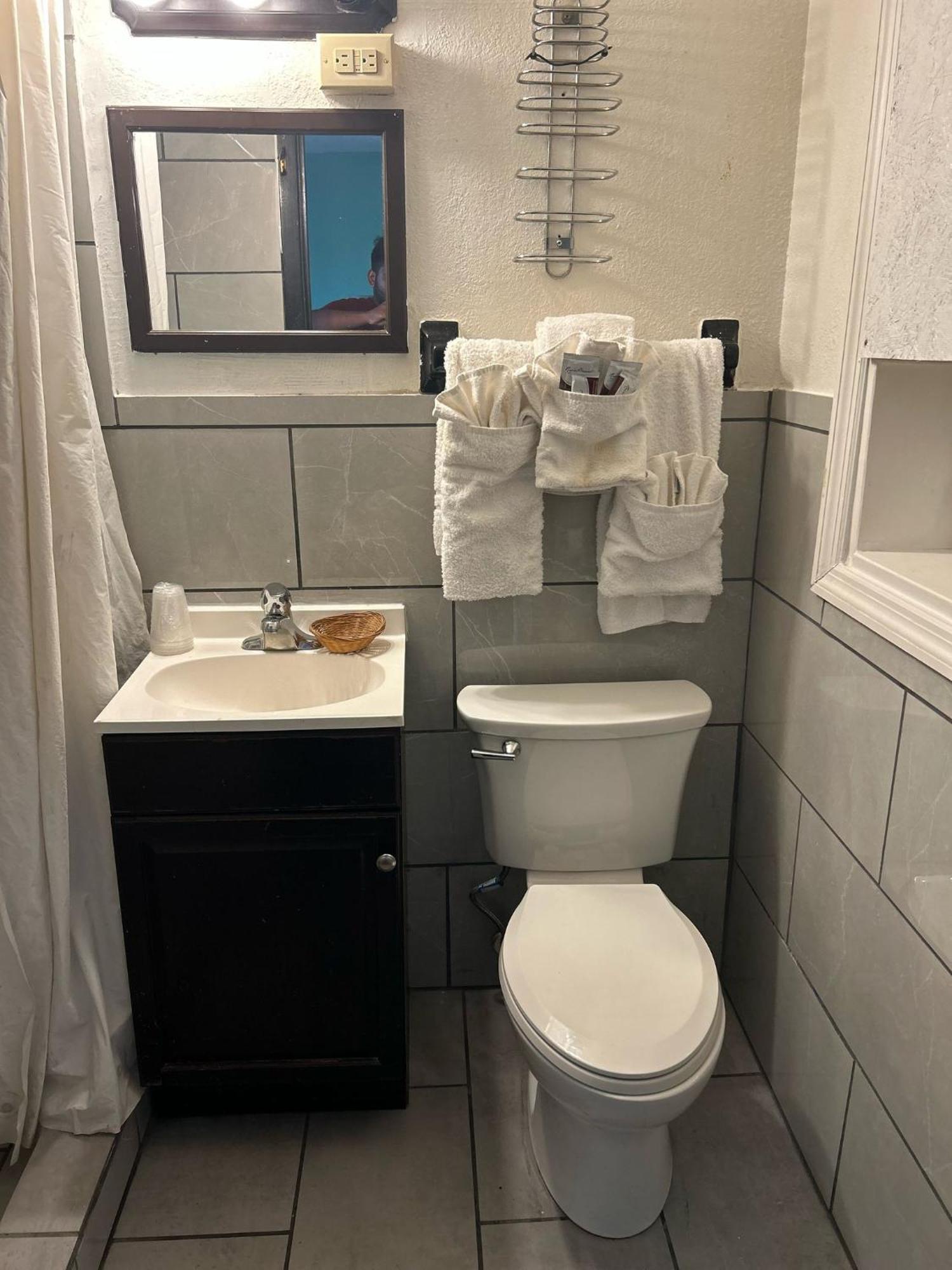 Hillcrest Motel By Oyo Aurora Near Lawrenceburg المظهر الخارجي الصورة
