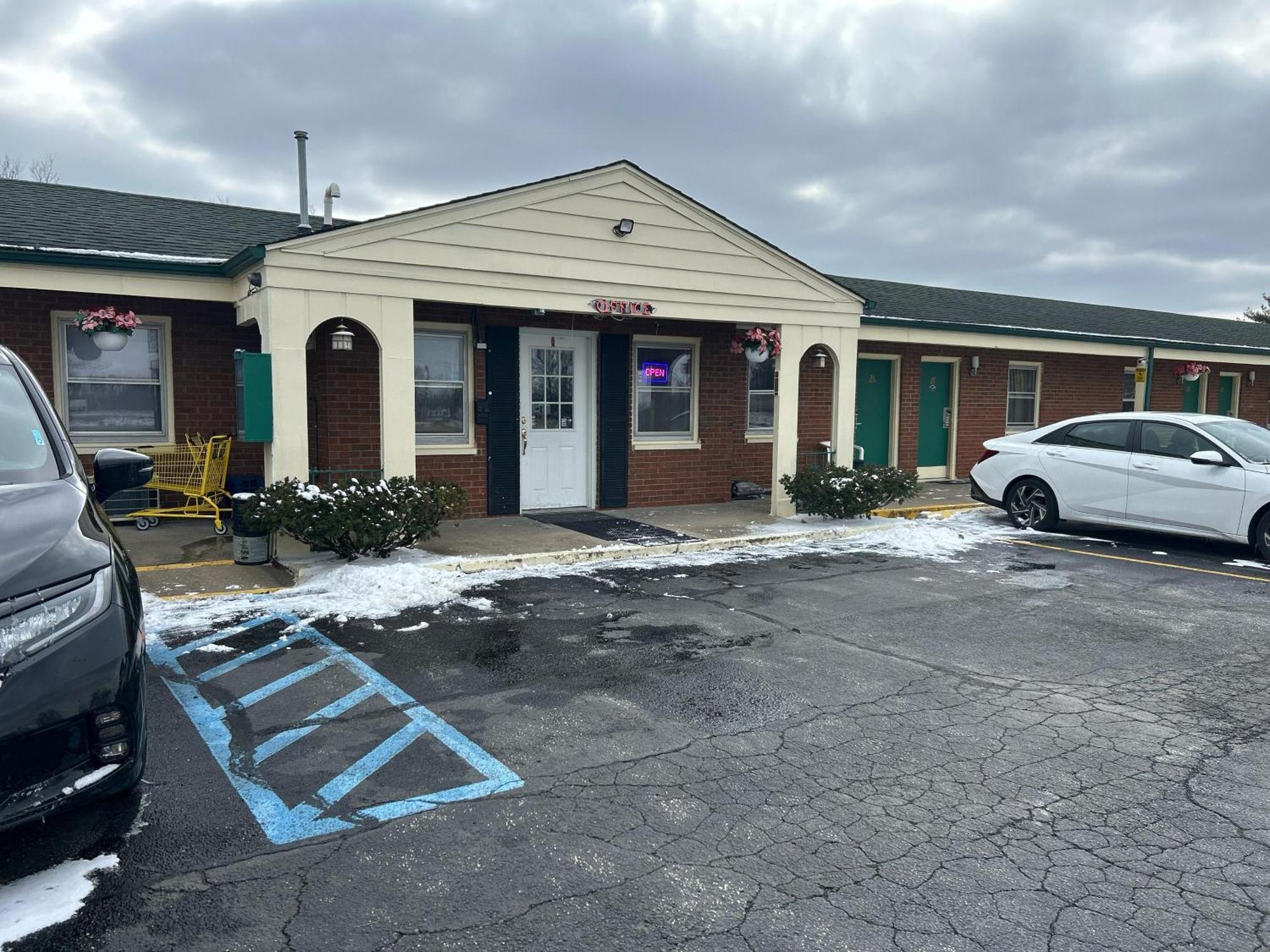 Hillcrest Motel By Oyo Aurora Near Lawrenceburg المظهر الخارجي الصورة
